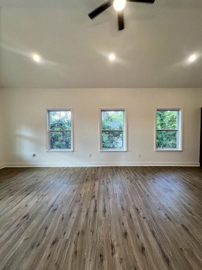 Building Photo - Charming 3-Bed, 2-Bath Gem on Arlington Ave