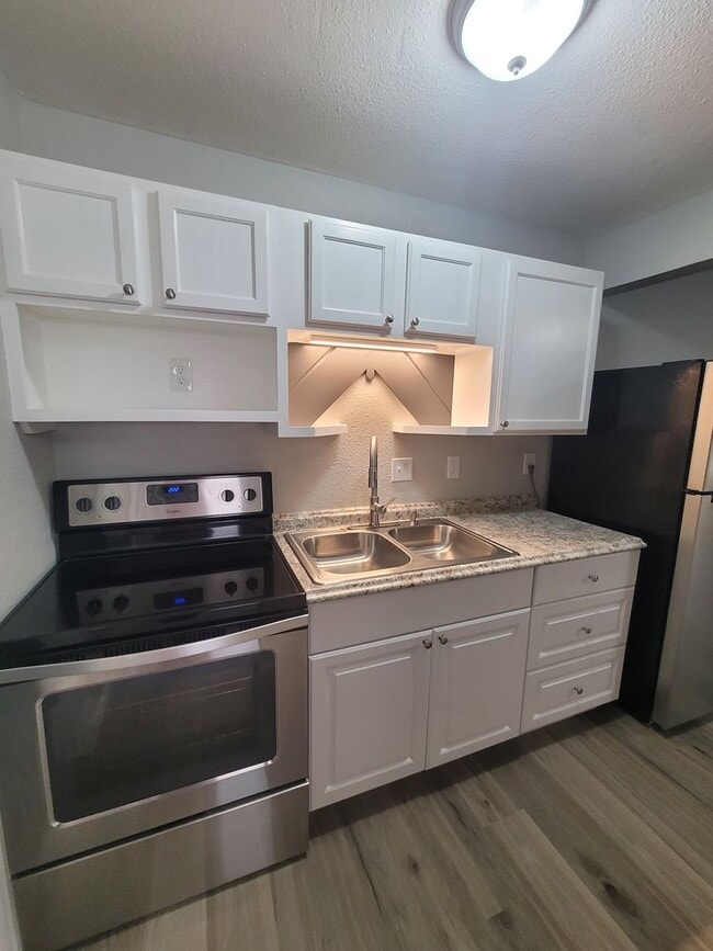 Building Photo - Remodeled Studio Apartment