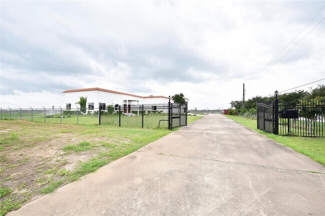 Building Photo - 6602 Rohan Rd