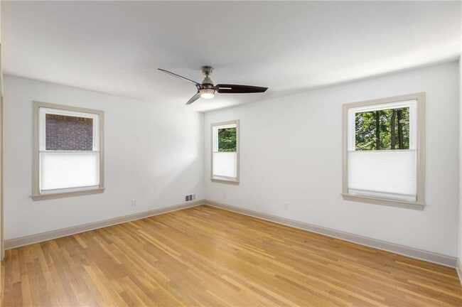 Building Photo - 2423 Sunset Dr NE