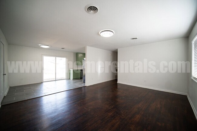 Building Photo - Centrally Located Home!