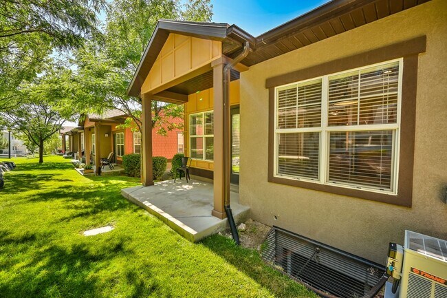 Building Photo - Stunning Row End Townhome In Excellent Loc...