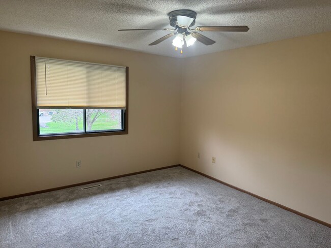 Building Photo - Fantastic Coon Rapids Townhouse!