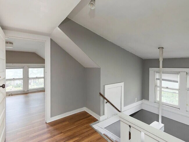 Building Photo - "Charming 2-Bedroom Gem with Ample Space on Cottage Grove Avenue!"