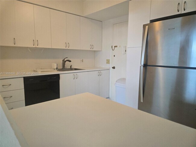 Building Photo - 3505 S Ocean Dr