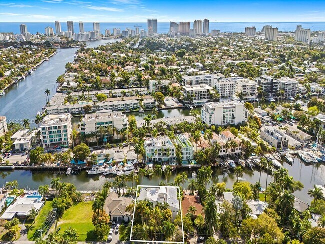 Building Photo - 450 Victoria Terrace