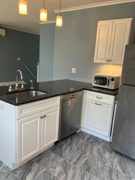 Building Photo - 11 Center Ave