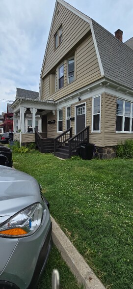 Building Photo - 1104 W 8th St