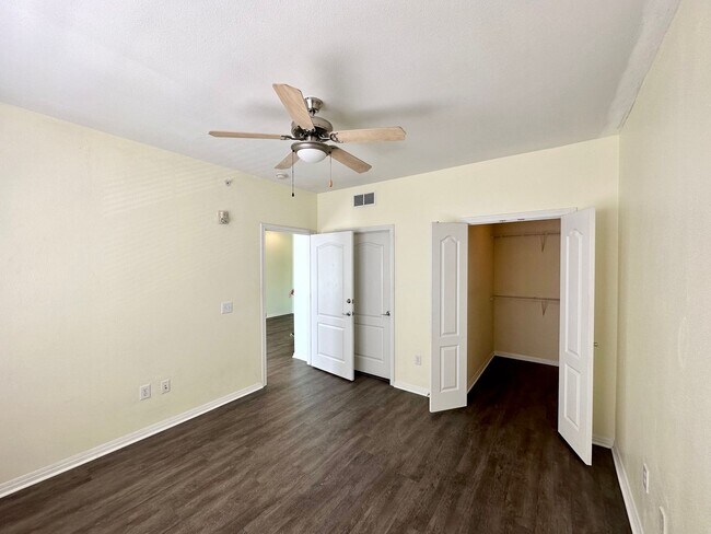 Building Photo - 2/2 Condo Near UT!