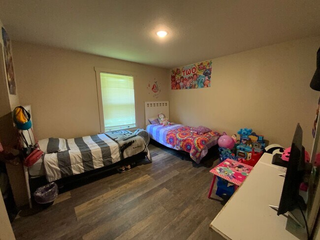 Building Photo - 3 Bedroom Home