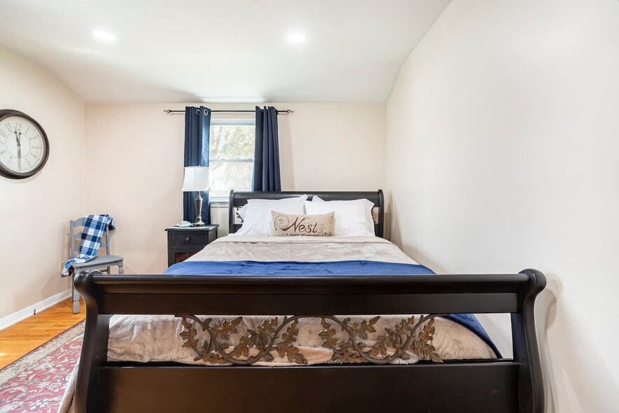 Building Photo - 2346 Pine St