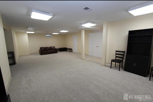 Building Photo - 96 Marion Dr