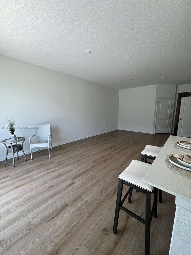 Building Photo - 2954 Savoir