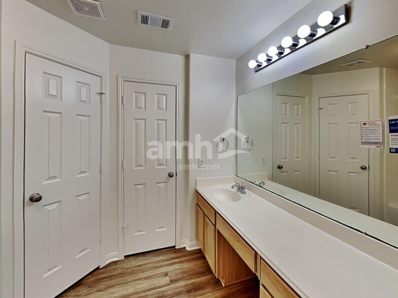 Building Photo - 2518 Halstead Dr