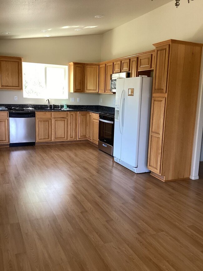 Building Photo - Charming Hillside Retreat in Prescott’s Highly Desirable Mountain Club