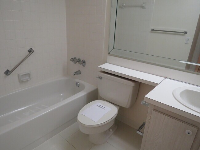 Building Photo - 118 Lake Pine Cir