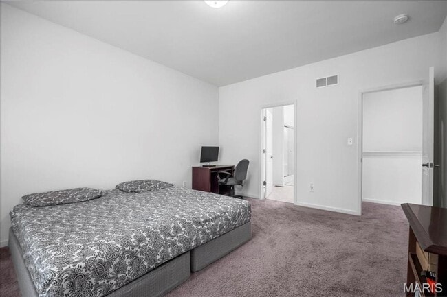 Building Photo - Stunning 3-bedroom, 2.5-bathroom home offe...