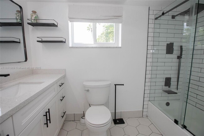 Building Photo - 2714 NE 8th St