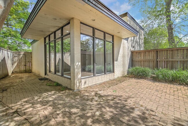 Building Photo - 147 Valley Dr
