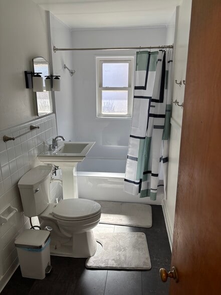 Building Photo - 902 S 36th St