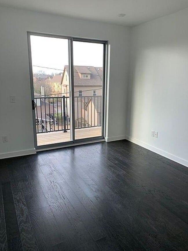 Building Photo - Sleek 2 bed 2 bath West End condo!