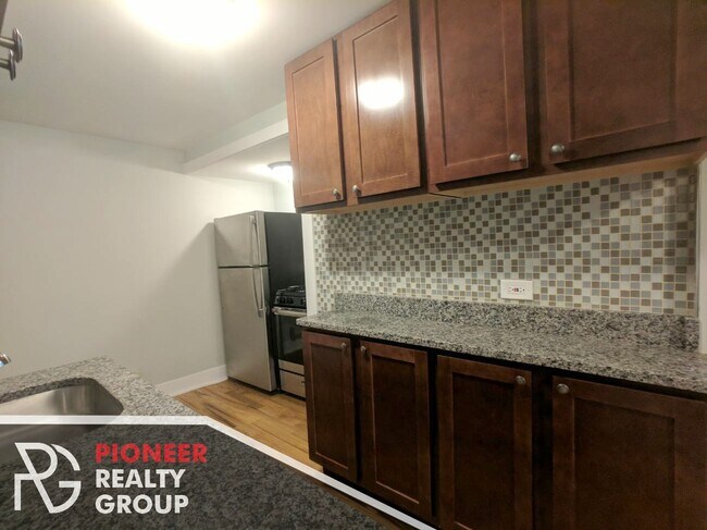 Building Photo - 4407 N Wolcott Ave