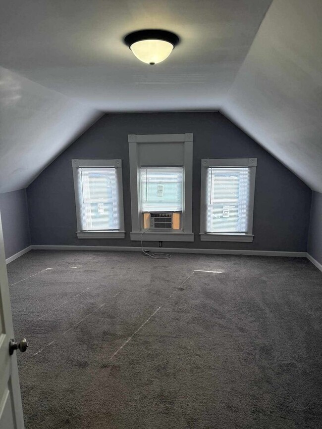 Building Photo - MASSIVE 4 bedroom, 2 bathroom house. RENOV...