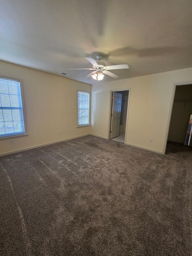 Building Photo - 3 BR Townhome in north High Point!