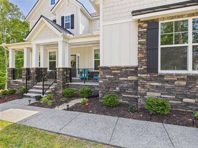 Building Photo - Stunning 5 Bedroom 4.5 Bathroom Located in...