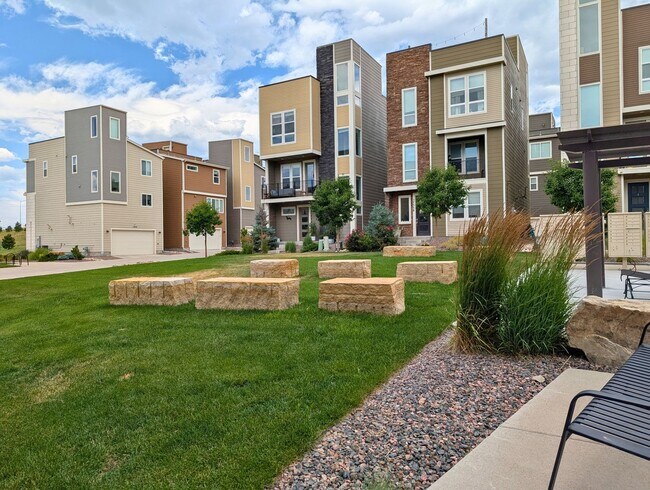 Building Photo - Beautiful 2 Bed + Office + 2.5 Bath home i...