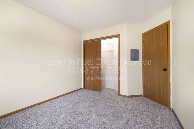 Building Photo - 2912 Earle Ave SW