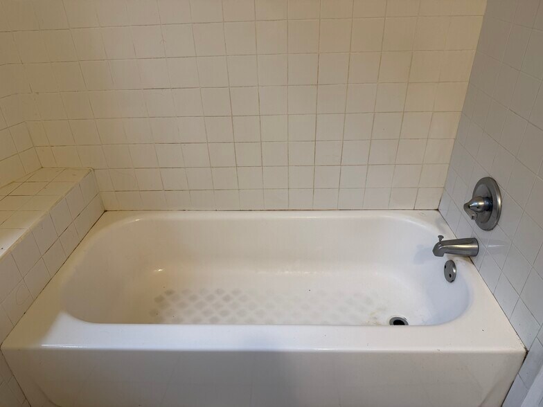 Tub - 906 Whitelock St