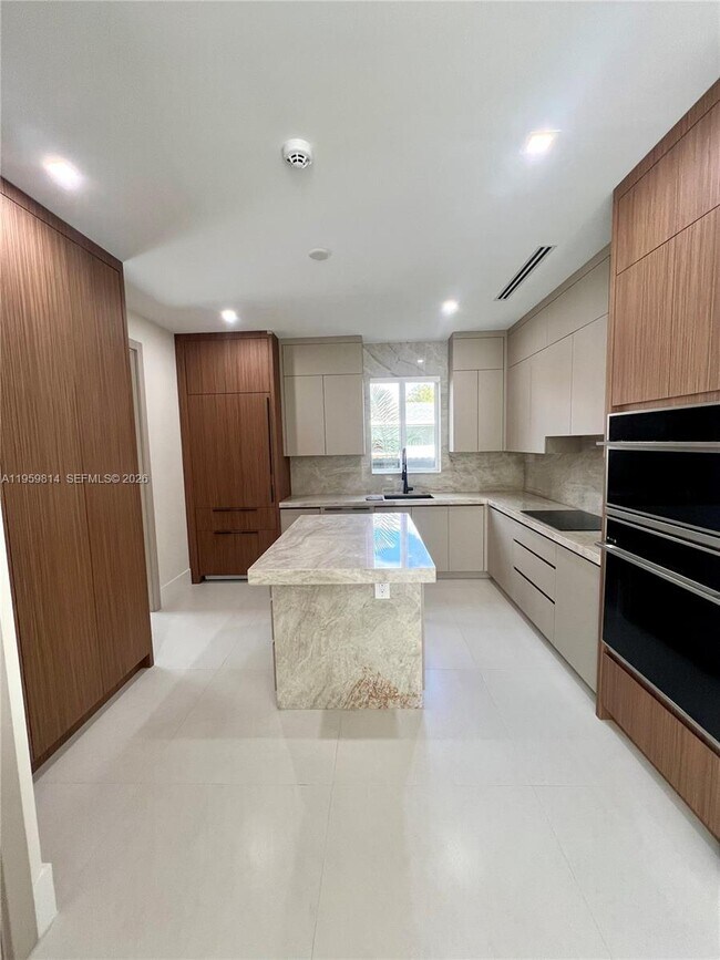 Building Photo - 7850 SW 67th Ave