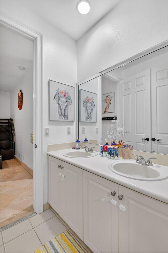 Building Photo - 10337 Trianon Pl