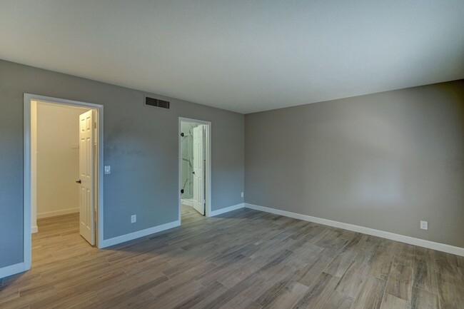 Building Photo - AVAILABLE NOW - REMODELED IN TEMPE!!!