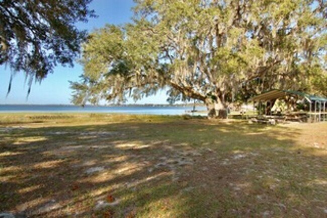 Building Photo - Beautiful Updated Home in Lake Access Community to the Chain of Lakes