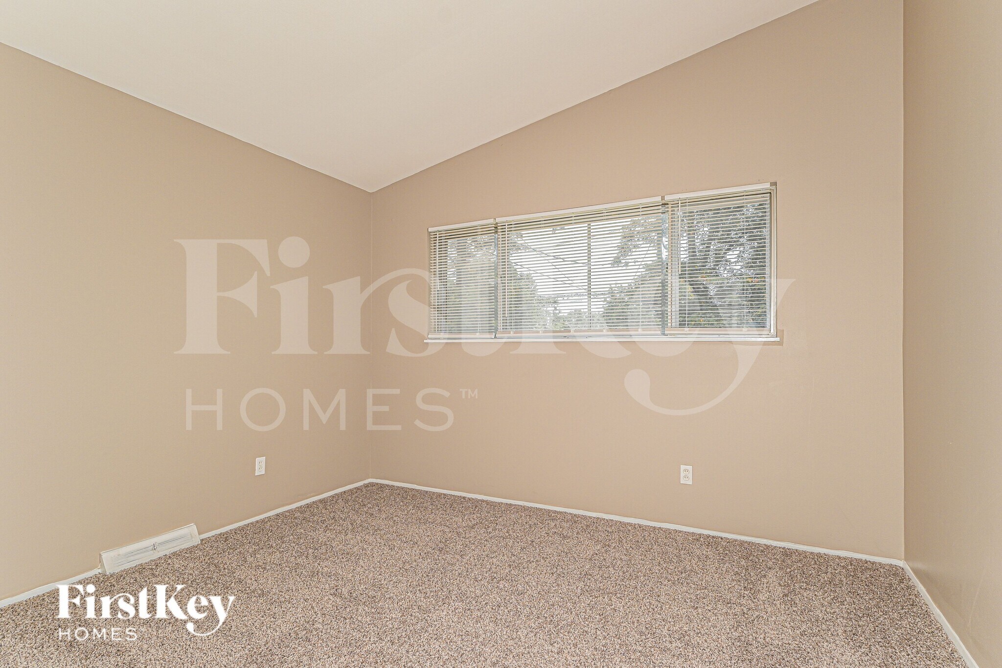 Building Photo - 2560 Pheasant Dr