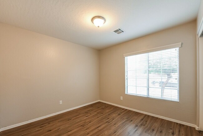 Building Photo - 4045 S Kirby Ct