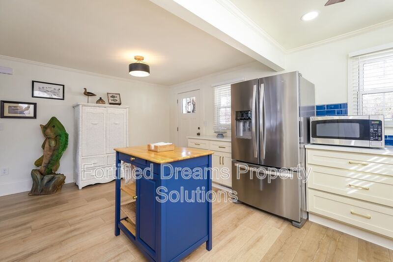 Building Photo - 395 Lake Dr