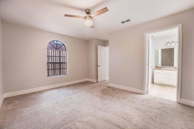 Building Photo - Beautiful 2 bed, 2 bath condo ready to mov...
