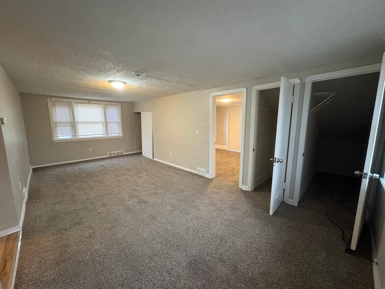 Building Photo - 10012 Robinson Ave