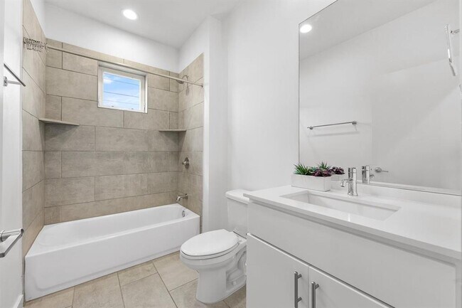 Building Photo - 3600 Clary Wy