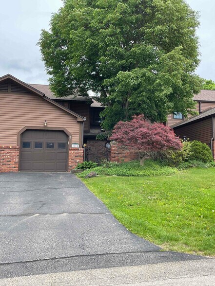 Primary Photo - 1105 Old Farm Rd