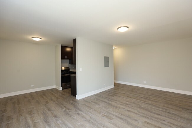 Building Photo - 533 W Surf St