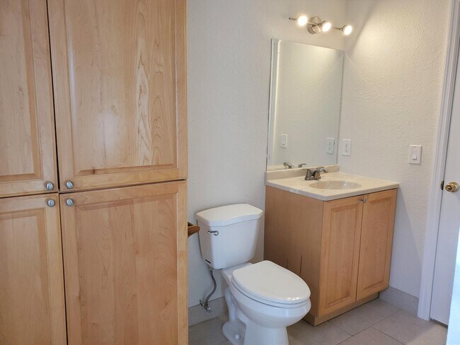 Building Photo - 1313 Periwinkle Pl