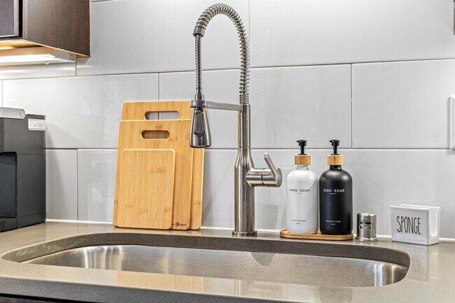 Building Photo - 606 N Washington Ave