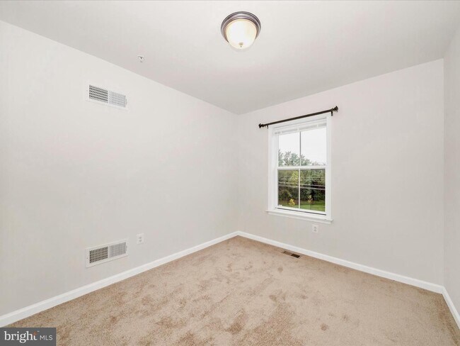 Building Photo - THREE LEVEL TOWN HOUSE IN KELLERTON