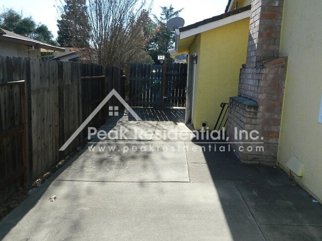 Building Photo - Very Nice 3 bd/2ba Elk Grove Home with 2 C...
