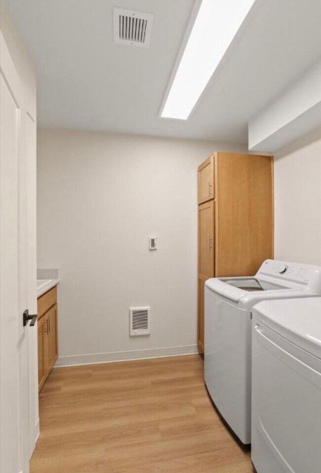 Building Photo - South Hill Townhomes