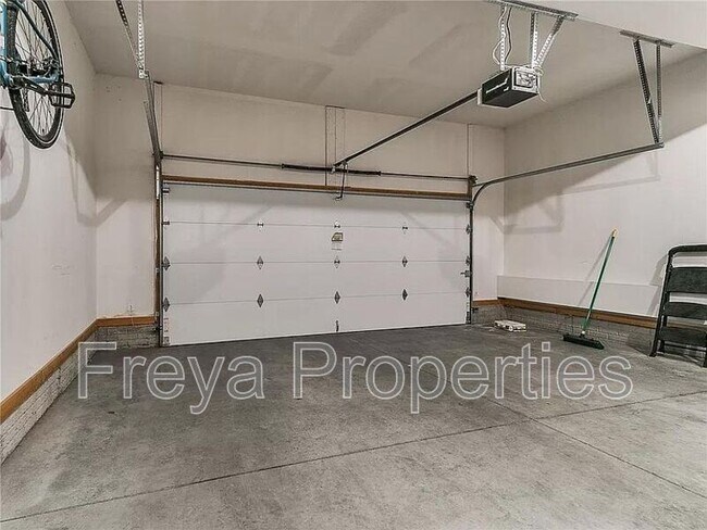 Building Photo - 1411 SW Campus Ln